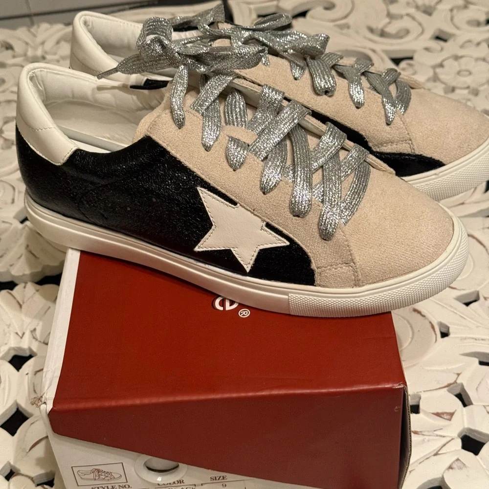 Nature Breeze Black and White Retro Star Sneakers size 9 NWB - Picture 2 of 9